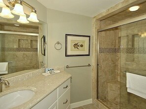 Free toiletries, hair dryer, towels - Windsor Place 308 (Hilton Head Island)