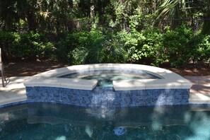 Outdoor spa tub - Pelican 4 (Hilton Head Island)
