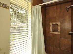 Bathroom shower - Pelican 4 (Hilton Head Island)