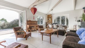 TV, peis, DVD-spiller og bøker