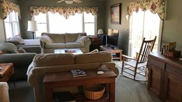 House, 4 Bedrooms | Living room | Flat-screen TV