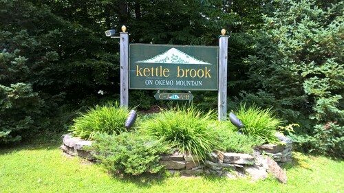 2br With High Ceilings & Private Sauna In Kettle Brook-okemo 2 Bedroom Condo