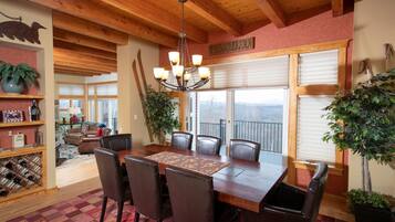 House, 6 Bedrooms | Private kitchen | Fridge, microwave, oven, dishwasher