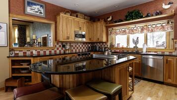 House, 6 Bedrooms | Private kitchen | Fridge, microwave, oven, dishwasher