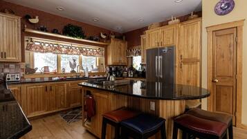 House, 6 Bedrooms | Private kitchen | Fridge, microwave, oven, dishwasher