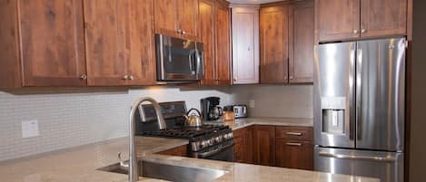 Appart'hôtel, 3 chambres | Cuisine privée | Réfrigérateur, micro-ondes, four, lave-vaisselle