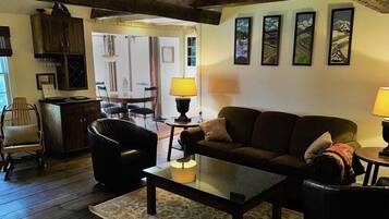 House, 3 Bedrooms | Living room