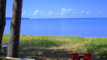 En la playa y camastros