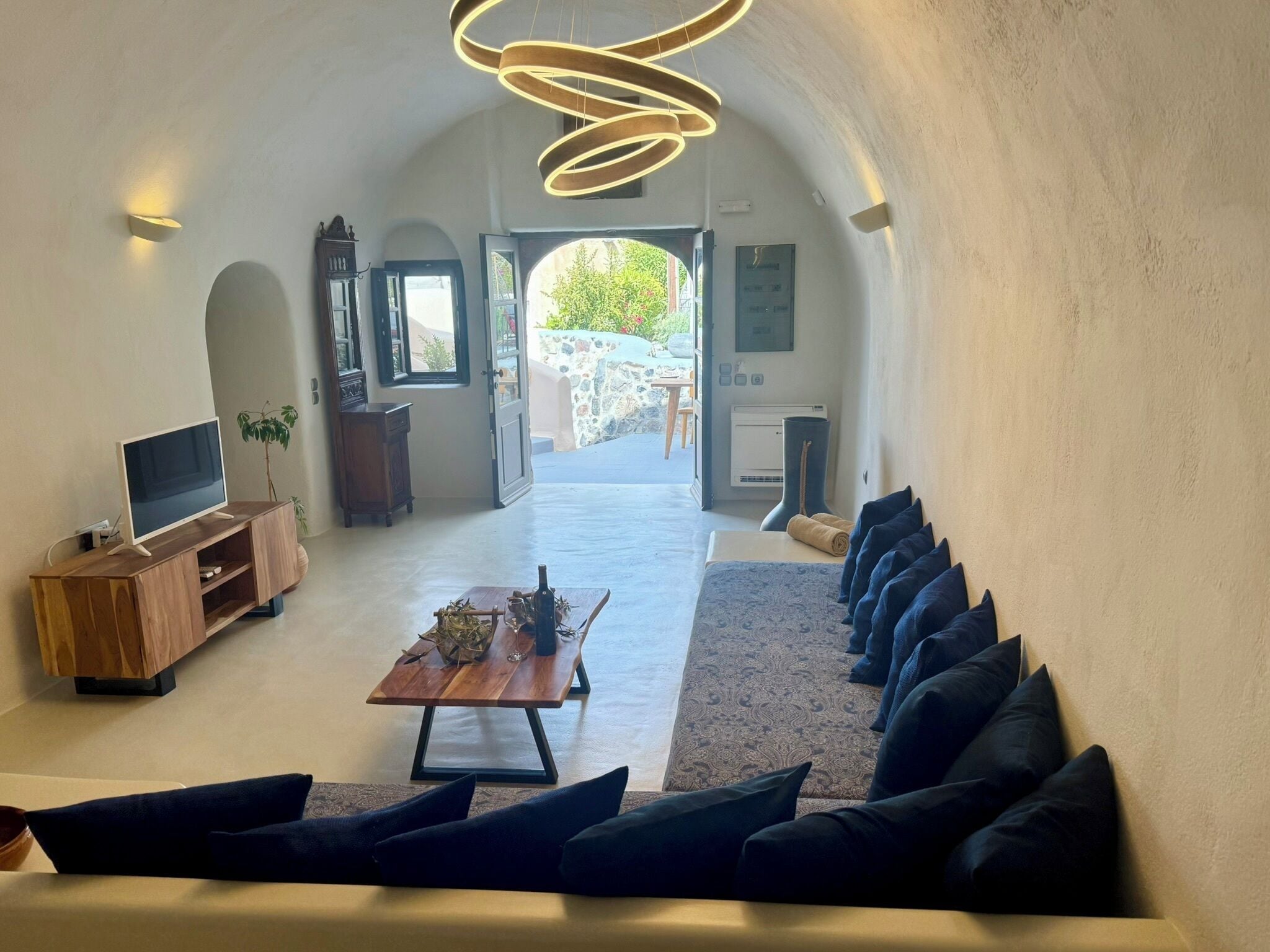 Grand Cave House with Shared Plunge Pool | Oleskelualue | LCD-televisio