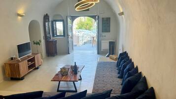 Grand Cave House with Shared Plunge Pool | Oleskelualue | LCD-televisio