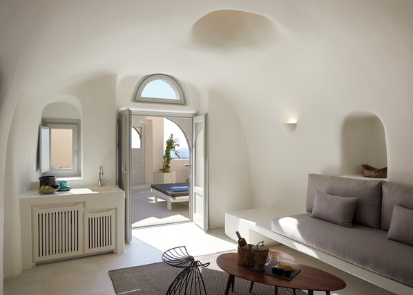 Executive two-bedroom cave suite | Hypo-allergenic bedding, individually decorated, individually furnished - Elysian Elia Heritage (Santorini)