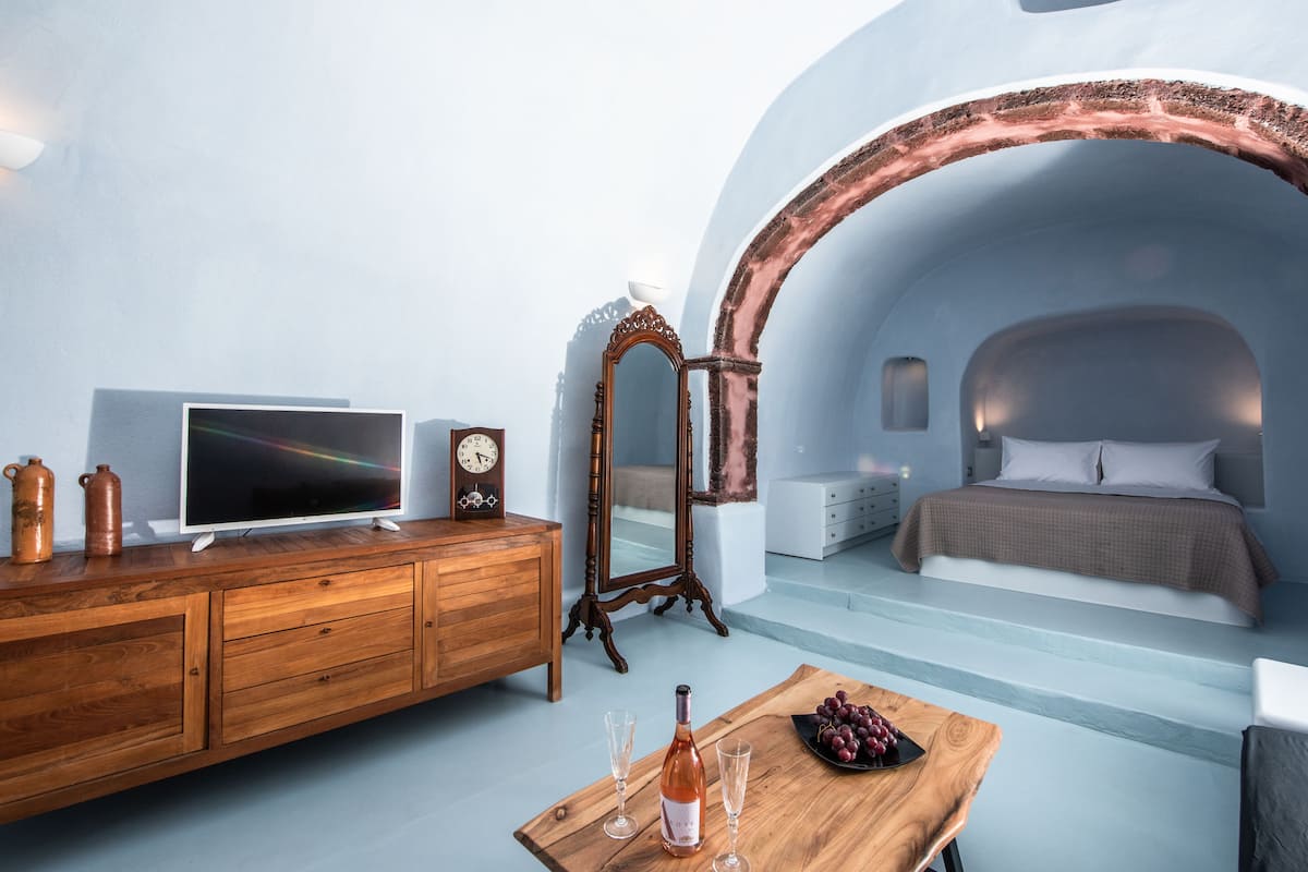 Junior Cave House with Shared Plunge Pool | 1 bedroom, hypo-allergenic bedding, individually decorated
