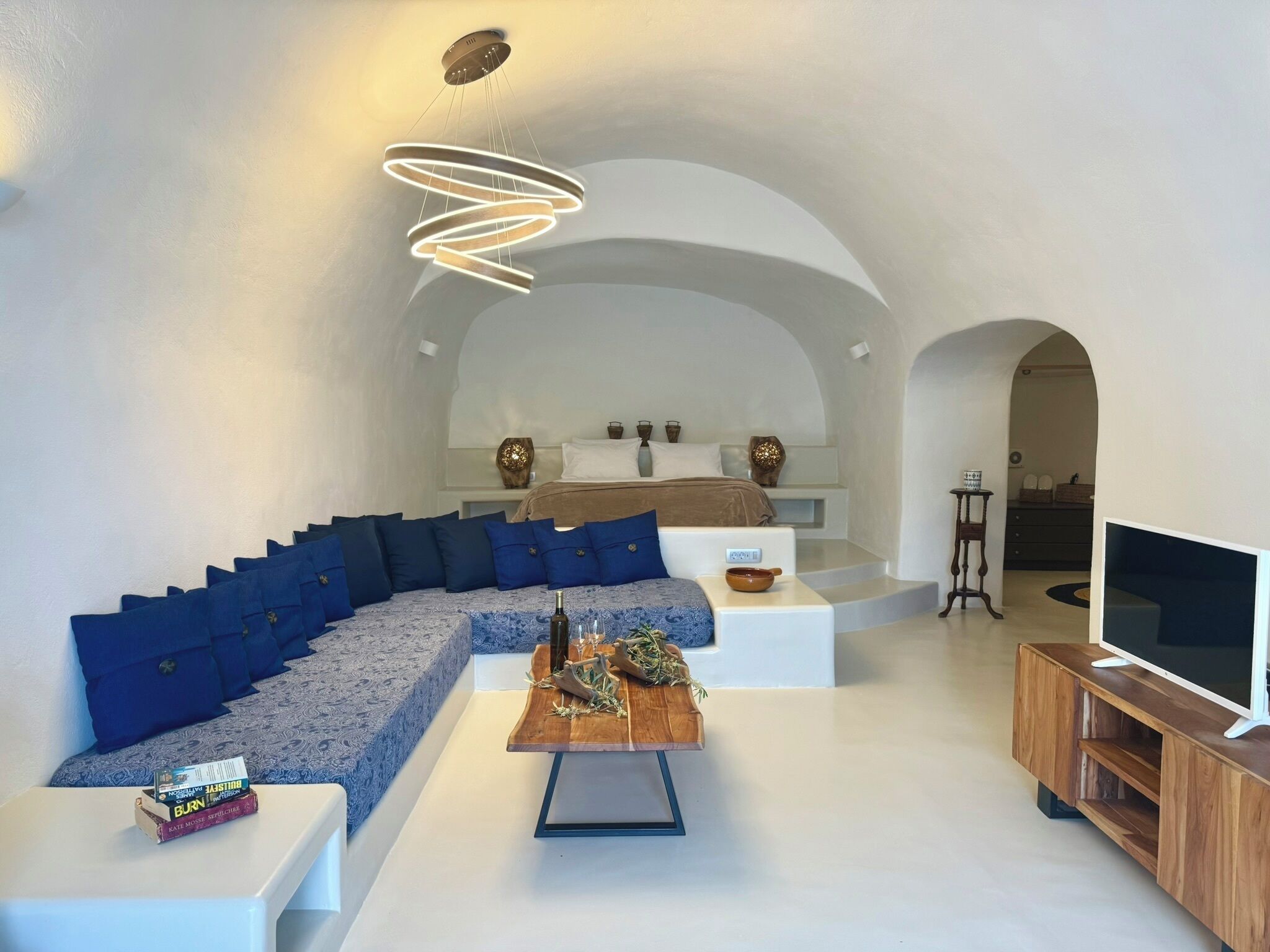 Grand Cave House with Shared Plunge Pool | Área de sala de estar | Televisión LCD 