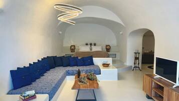 Grand Cave House with Shared Plunge Pool | Área de sala de estar | Televisión LCD