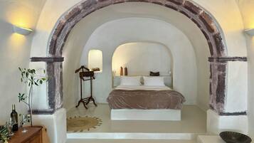 Cave House with Shared Outdoor Plunge Pool | Allergiatestatut vuodevaatteet, yksilöllisesti sisustettu