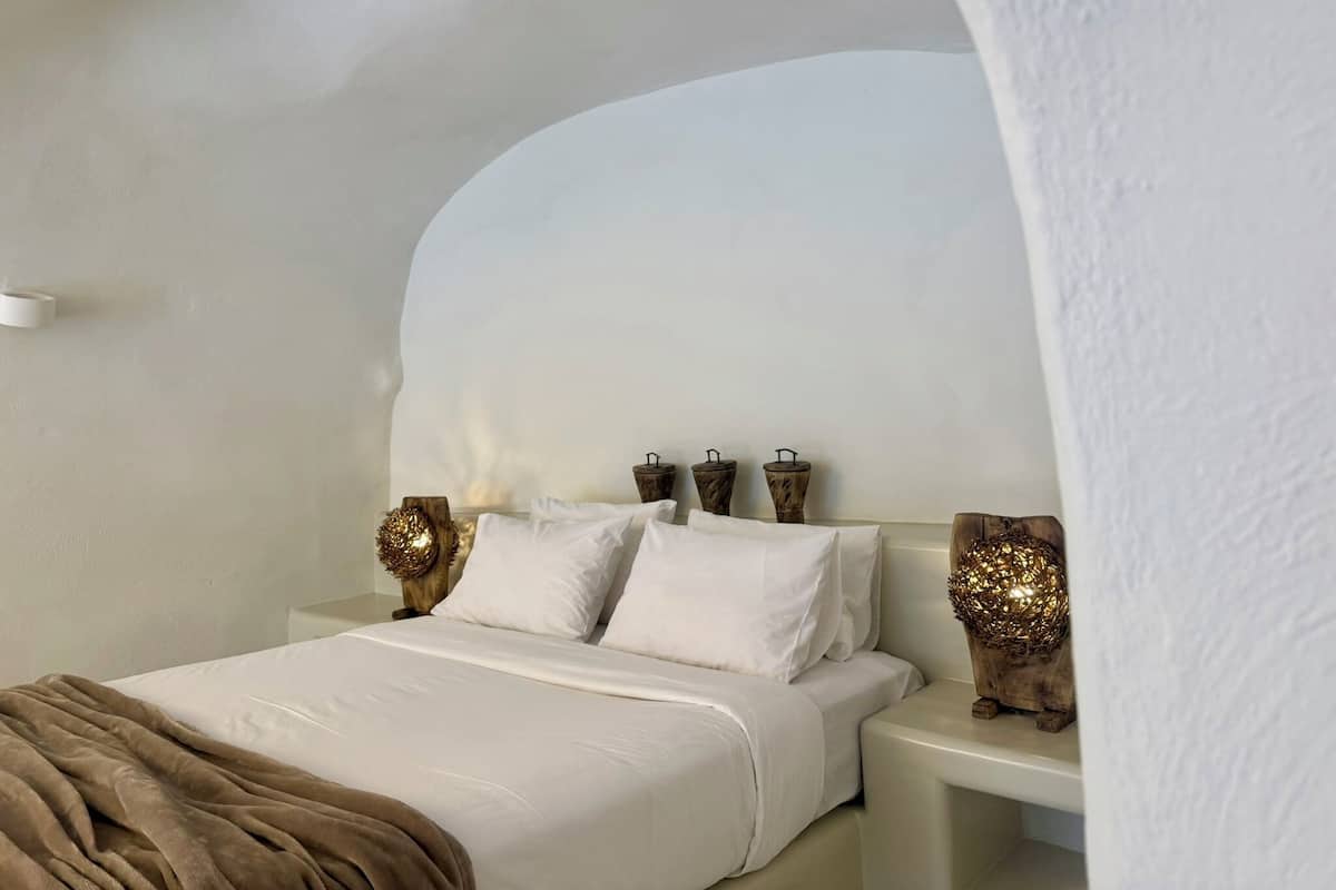 Grand Cave House with Shared Plunge Pool | 1 bedroom, hypo-allergenic bedding, individually decorated