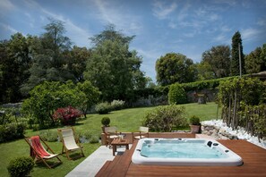 Outdoor spa tub - Agriturismo La Chiusa di Nanni (Capannori)