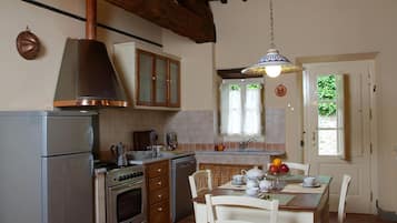 Ofen, Herdplatte, GeschirrspĂŒler, Wasserkocher mit Kaffee-/Teezubehör