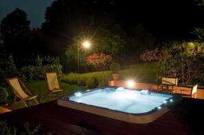 Outdoor spa tub - Agriturismo La Chiusa di Nanni (Capannori)