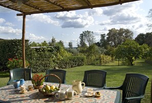 Outdoor dining - Agriturismo La Chiusa di Nanni (Capannori)