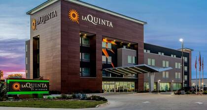 La Quinta Inn & Suites by Wyndham San Antonio Alamo City