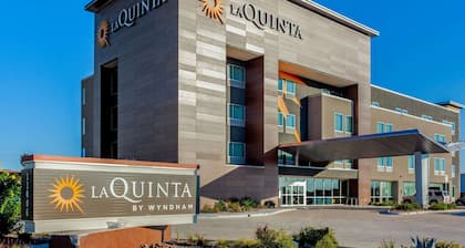 La Quinta Inn & Suites by Wyndham San Antonio Alamo City