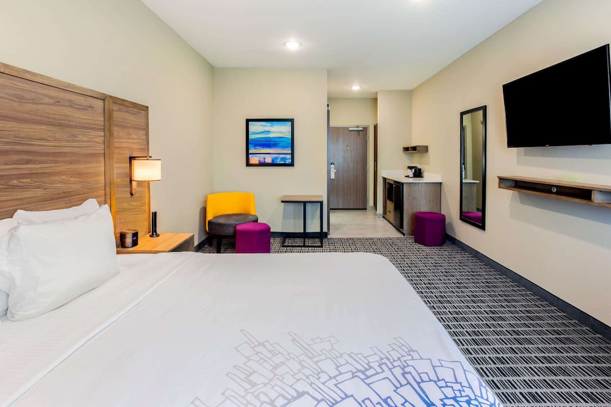 Chambre, 1 très grand lit, non-fumeurs (Mobility,Hearing,Roll-In Shower) | Bureau, rideaux occultants, fer et planche à repasser, Wi-Fi gratuit