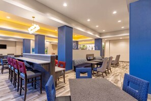 Lobby - La Quinta Inn & Suites by Wyndham Bloomington (Bloomington)
