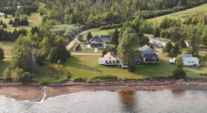Un vaste domaine comprenant plusieurs maisons, un quai et un lac.