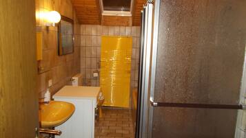 Duschwanne, Haartrockner, Handtücher, Seife