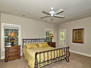 5 bedrooms, desk, free WiFi