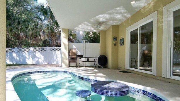 Swim-up bar
