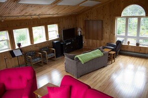 TV, fireplace, DVD player, books - Tors Cove Pond Retreat  (Tors Cove)