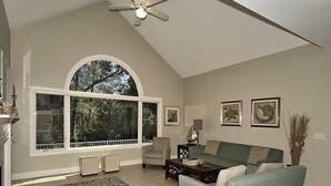 Living area - Ketch 5 (Hilton Head Island)