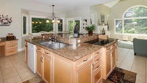Private kitchen - Ketch 5 (Hilton Head Island)