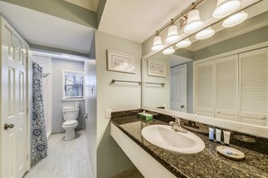 Shampoo - Moorings 8384 (Hilton Head Island)