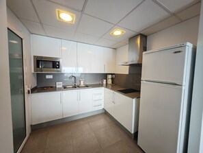 Réfrigérateur, micro-ondes, plaque de cuisson, cafetiÚre/bouilloire