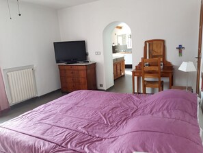 1 chambre, fer et planche à repasser, lit parapluie, Wi-Fi gratuit