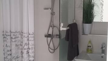 Apartamento, várias camas | Banheiro | Chuveiro, chuveiro com efeito de chuva, secador de cabelo