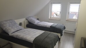 Departamento, varias camas | Edredón, decoración personalizada, muebles diferentes y insonorización 