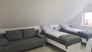 Apartamento, varias camas | Edredones de plumas, decoración individual, mobiliario individual