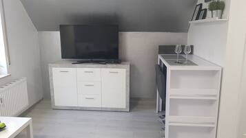 Apartamento, varias camas | Sala de estar | Televisión de pantalla plana de 40 pulgadas con canales digitales