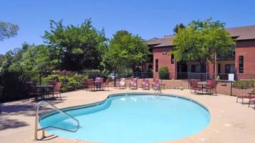 Alberca al aire libre y alberca climatizada