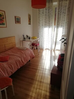 Camera singola, 1 letto singolo, bagno condiviso, vista città | Biancheria da letto di alta qualità, copriletto in piuma, una scrivania