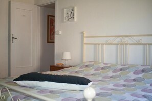 Hochwertige Bettwaren, Daunenbettdecken, Schreibtisch