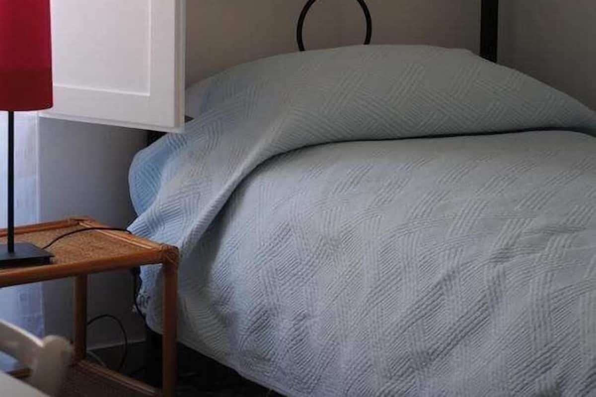 Chambre Simple, 1 lit une place, salle de bains commune, vue ville