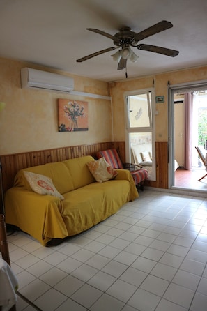 TV, DVD player, books - Ground level apartment equipped for 4 persons 109 yards from the Hermitage beach (Saint Gilles Les Bains)