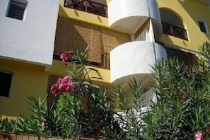 Exterior - Ground level apartment equipped for 4 persons 109 yards from the Hermitage beach (Saint Gilles Les Bains)