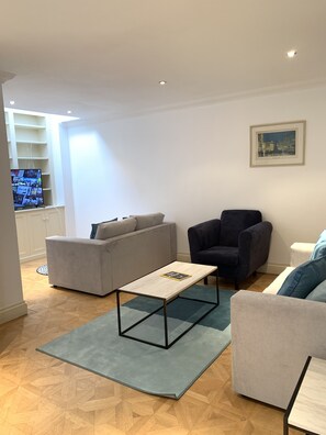 Deluxe House, Multiple Beds, City View | Living area