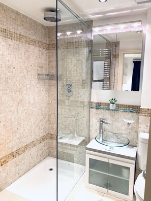 Deluxe House, Multiple Beds, City View | Bathroom | Free toiletries, towels, soap, shampoo - Grand Kensington House (London)